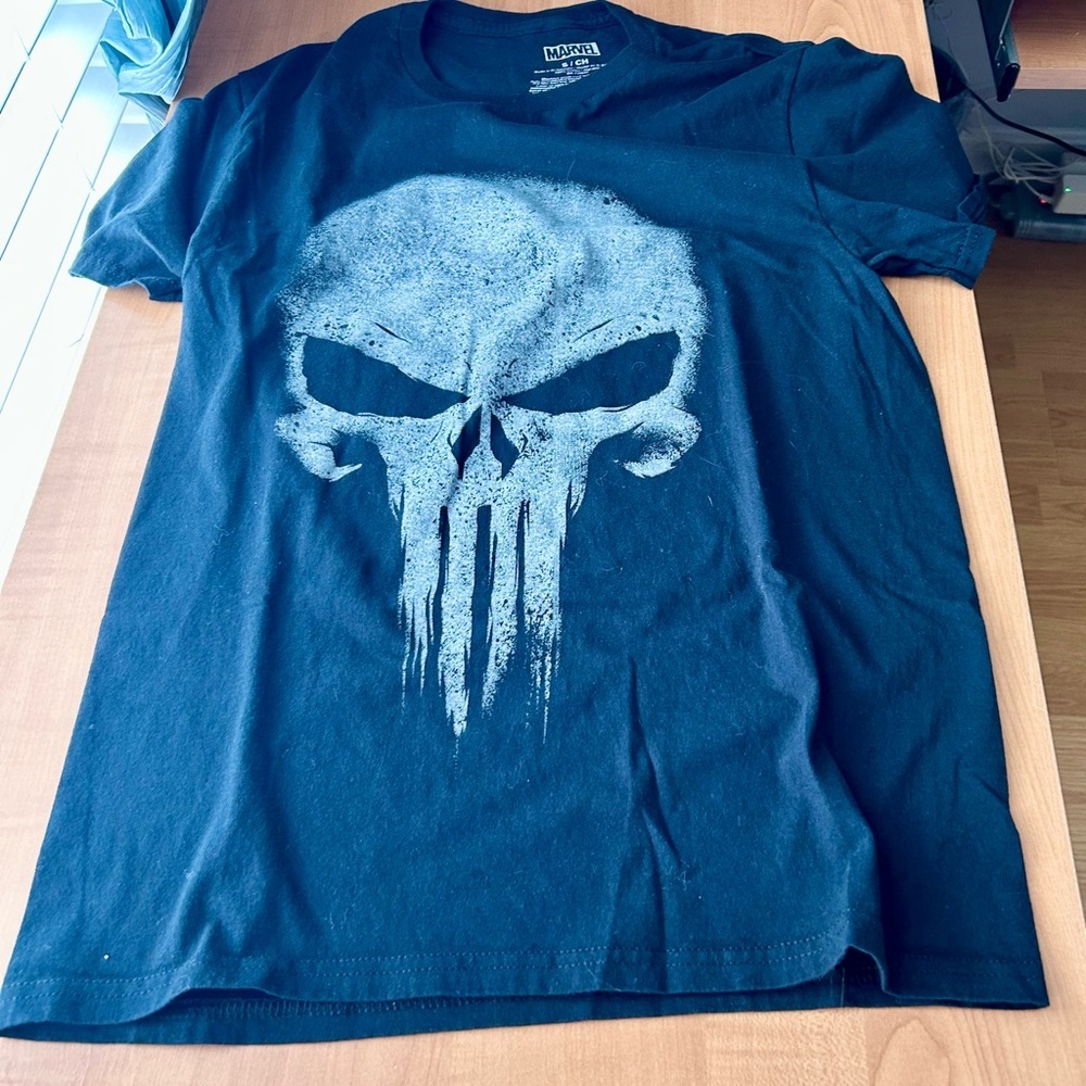 Marvel the Punisher boys size small black/white skull t shirt